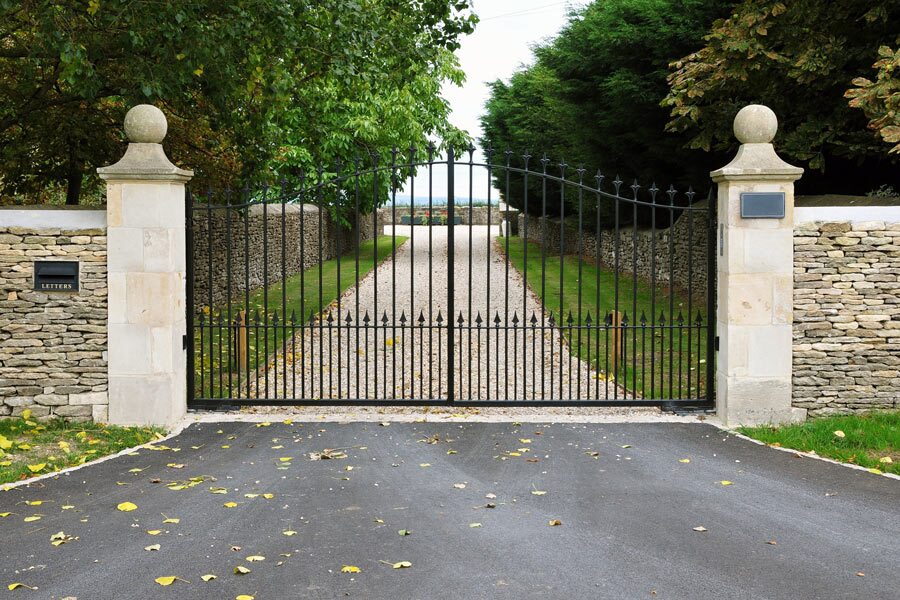 Gates,And,Drive,Of,A,Country,Estate